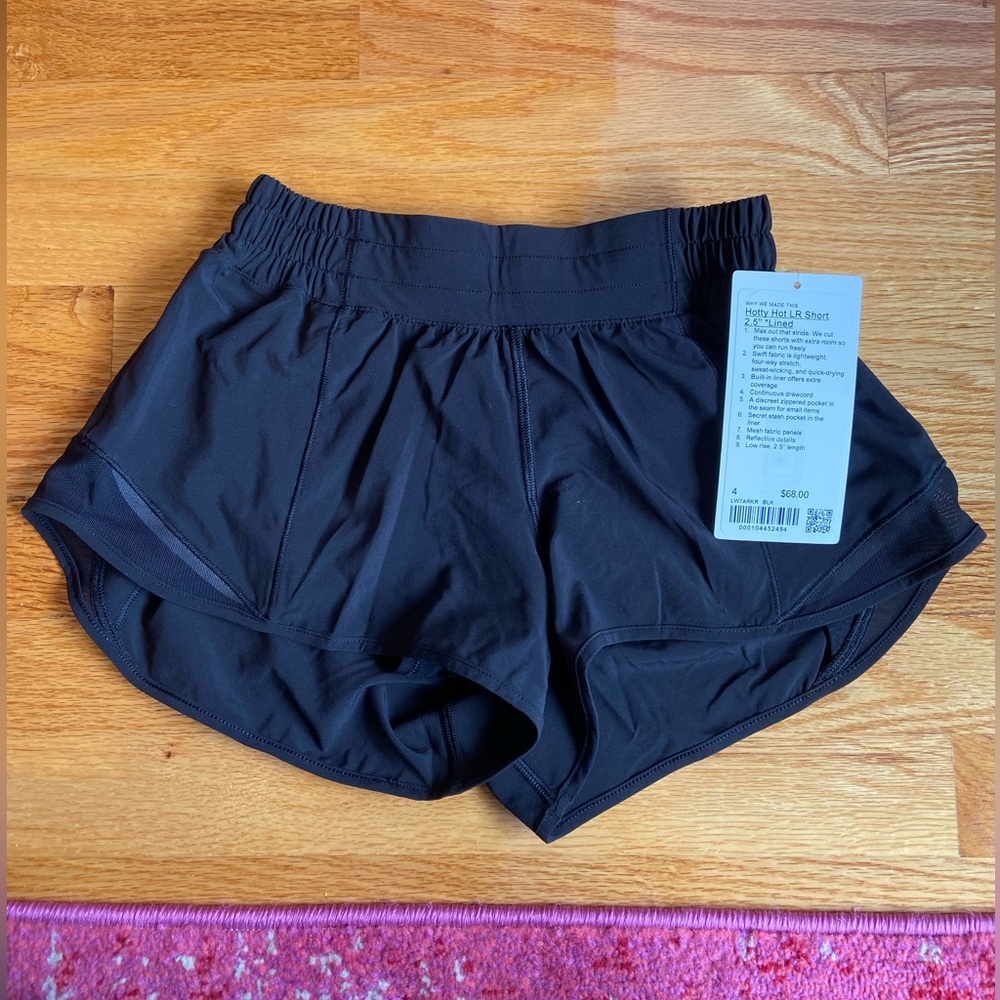 Lululemon black Hotty Hot LR (low rise) Short 2.5” *Lined. Size 4